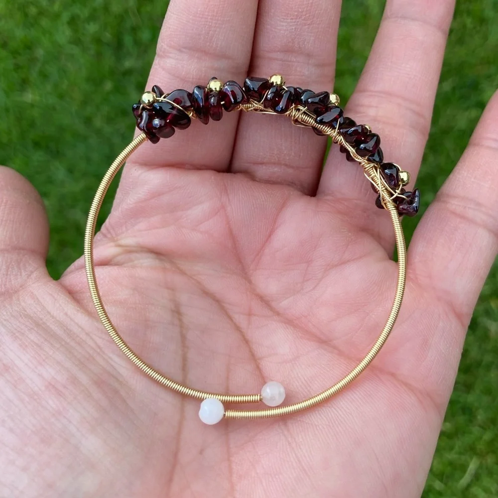 Garnet flower bangle - Picture 4 of 5